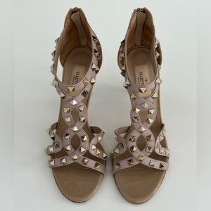 VALENTINO GARAVANI BLUSH BEIGE PATENT LEATHER ROCKSTUD SANDALS SIZE IT 37 / US 7